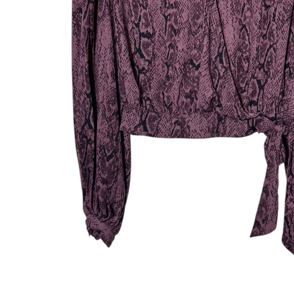 Cupcakes & Cashmere Snake Print V Neck Blouse Cropped to waist Sz Med-Plum - Picture 7 of 7
